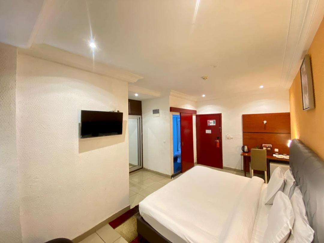Fini Hotel Bobende يمبي المظهر الخارجي الصورة