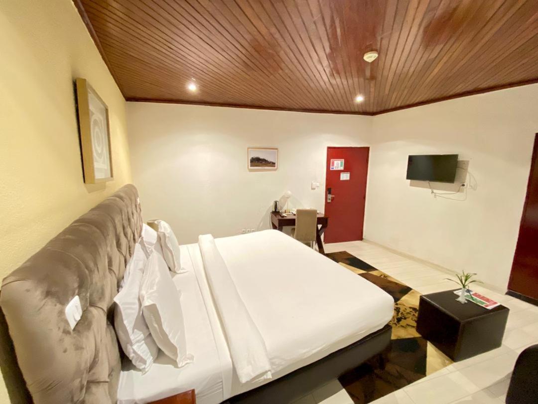 Fini Hotel Bobende يمبي المظهر الخارجي الصورة