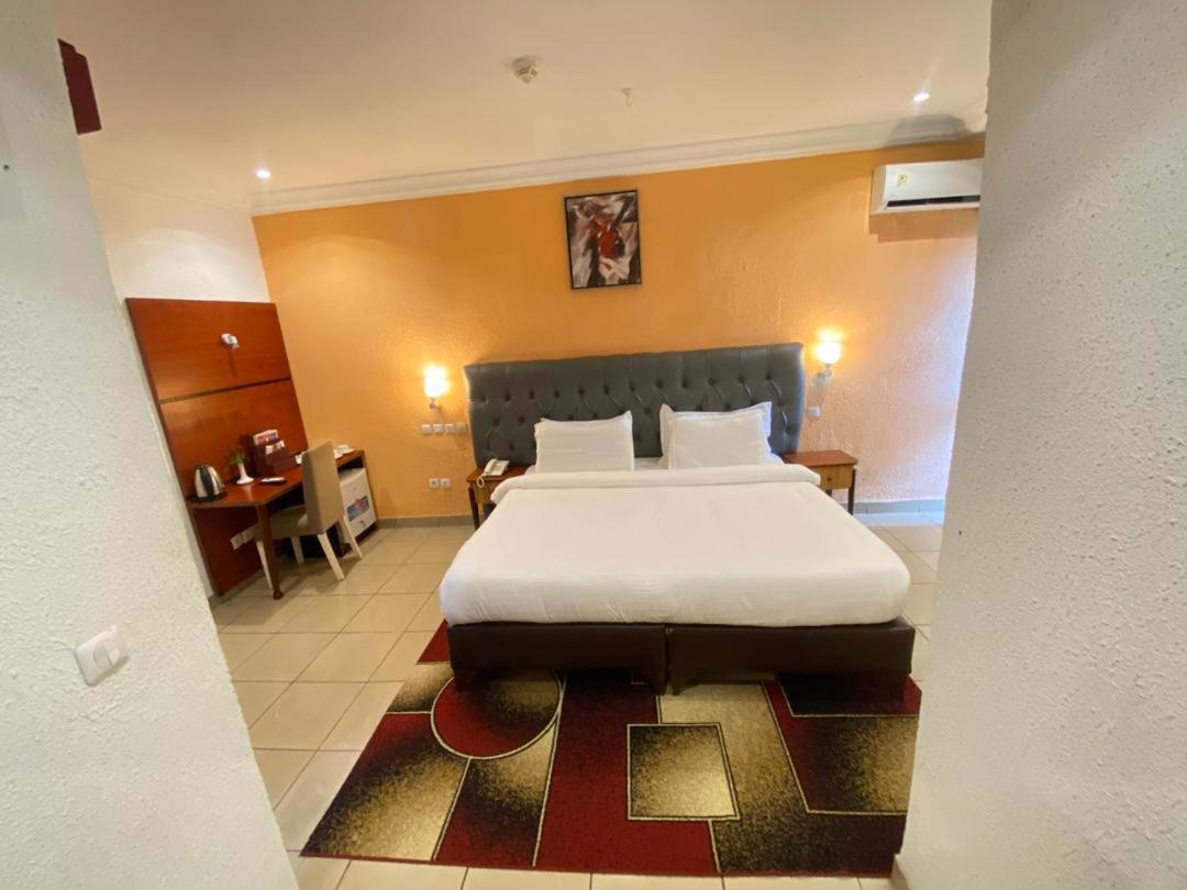Fini Hotel Bobende يمبي المظهر الخارجي الصورة